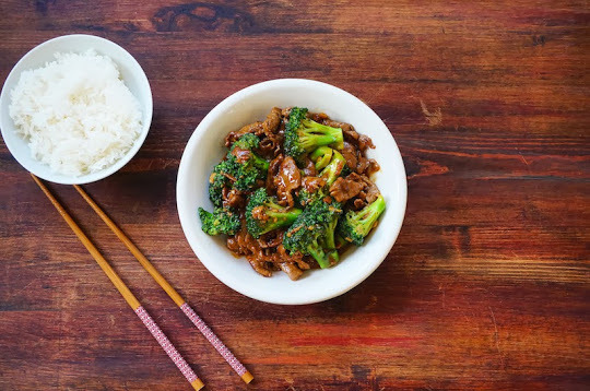 yummyinmytumbly:  Stir-Fried Beef And Broccoli