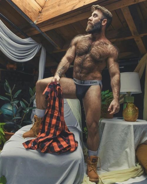 beardedhairyscruffhunks:A huge @pangraphias SUCCESS! @jordanservicephotography@mrteddybeargrr http