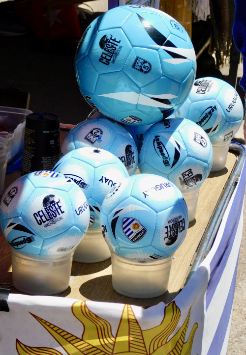 Balones de fútbol de recuerdo con los colores nacionales, Montevideo, 2019.