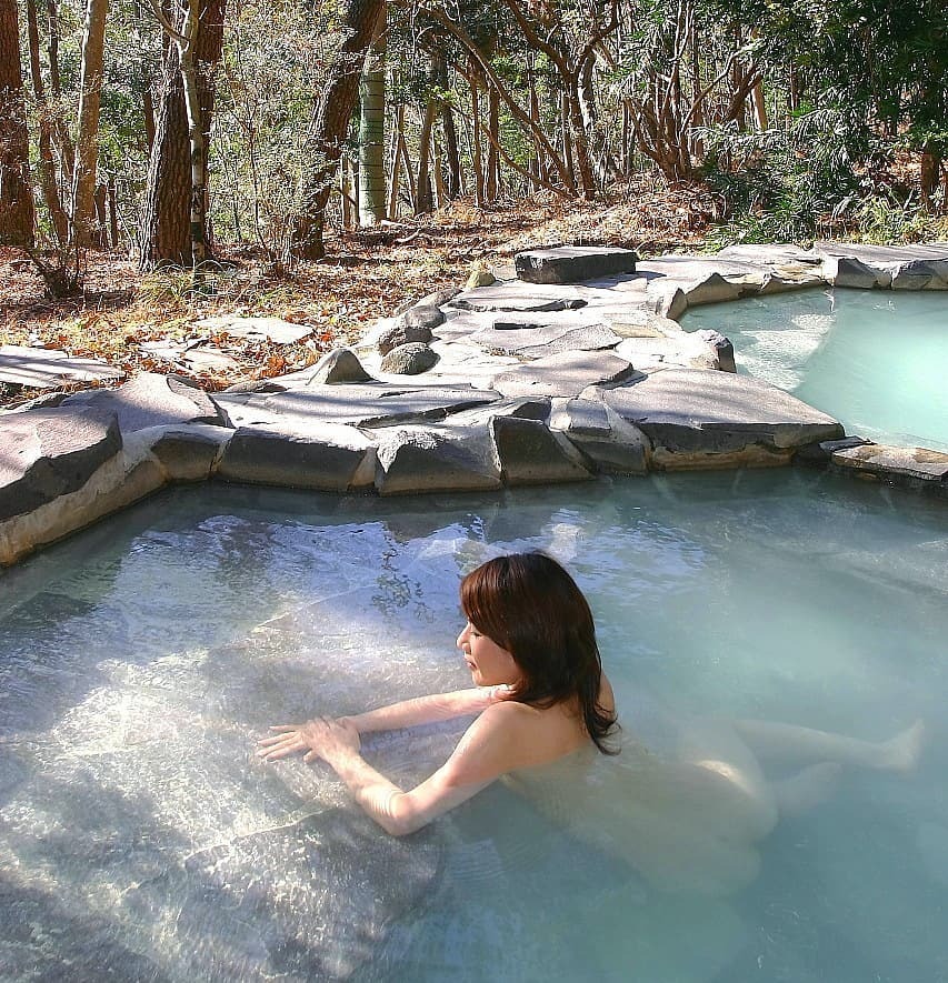 soakingspirit: oguro.keita_new 鹿児島県 丸尾温泉「旅行人山荘」 宿泊棟からかなり離れた森の中にある貸切露天。この風呂も素敵ですが、館内の露天風呂からは絶景を楽しめます。