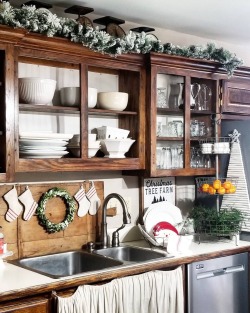 oldfarmhouse::  “I keep my kitchen quite simple for the holidays as to not interfere with one of the most important things..cooking and baking!  (via #farmhousedreamsabk)