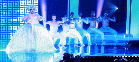 heyitscdubs:  slyfggt:  thebreenwatcher:  fuckyeah-kimchi:  Kim Chi performing ‘Fat,
