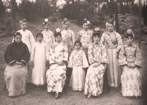 Group of Qing dynasty courtiers including the last Empress of China Wanrong  (1904-1946)