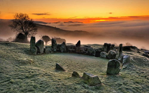 putdownthepotato:  Ballymacdermot Cairn, Co. Armagh by Leslie H.