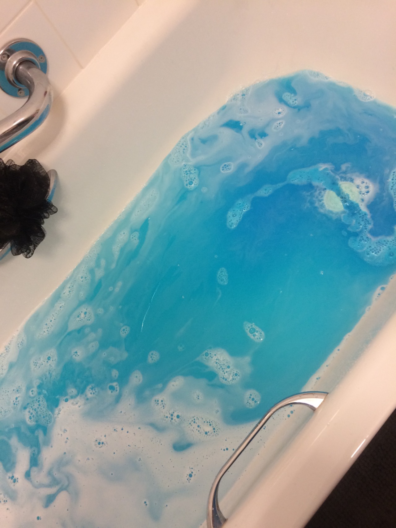 angelic-sicko:  Frozen bath bomb from Lush❄️⭐️