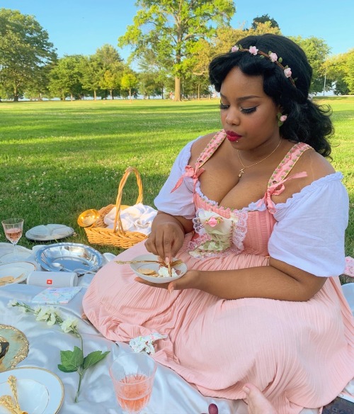 XXX iridessence:We had a delicate little picnic photo