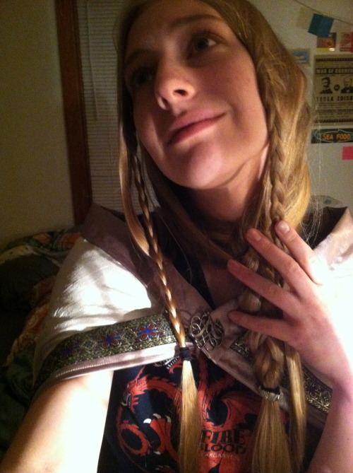 10followedfelagund:So, I was doing my hair and drunkenly skyping with kingoferika last night. And… i