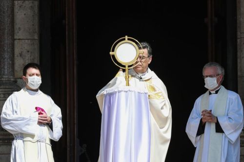 From the Sacré-Cœur, Archbishop Michel Aupetit blessed a deserted Paris.> Photos: Ludovic Marin.