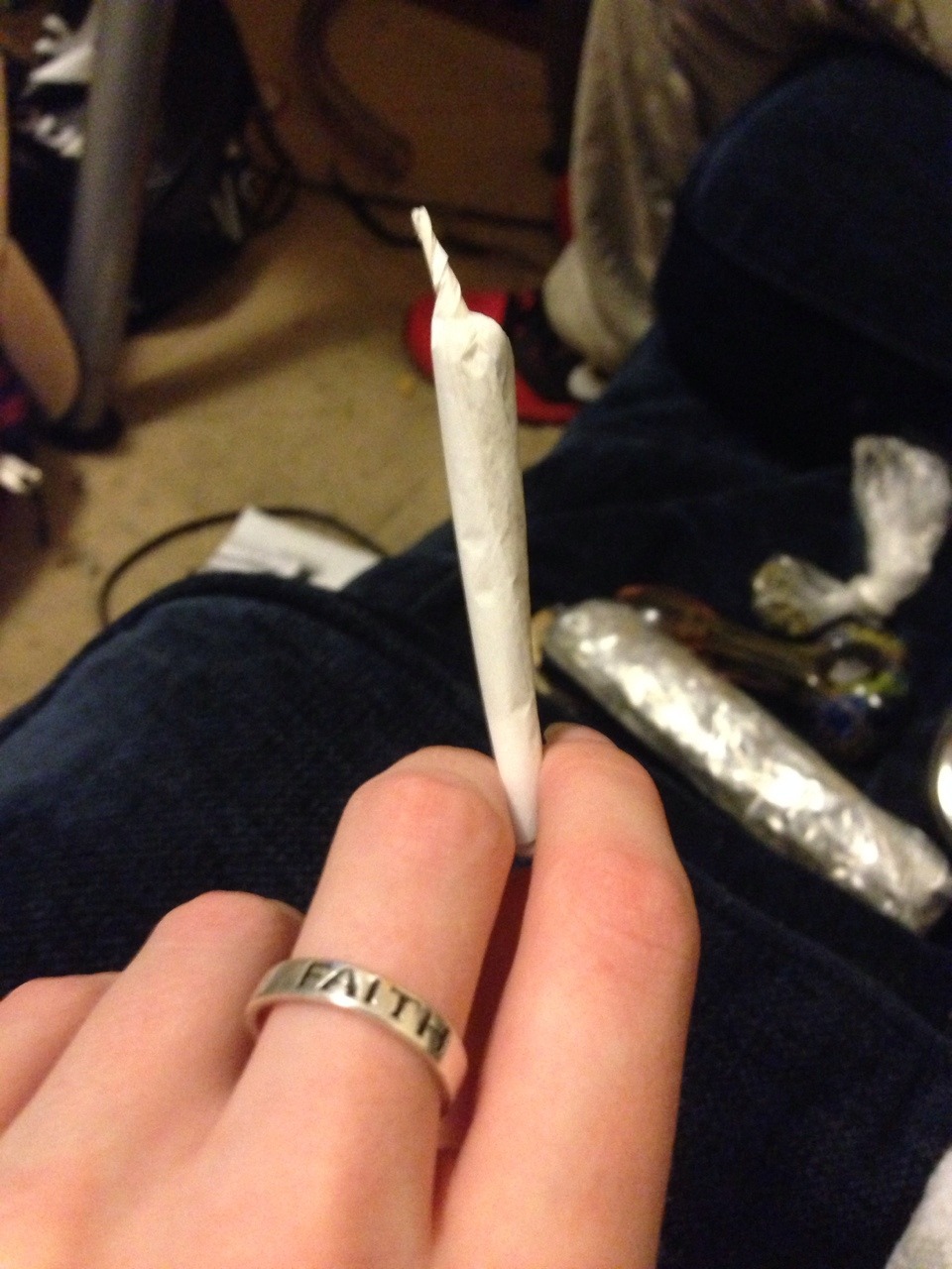 letmerollyouajoint:  Smokin jays and drinking smirnoffs. Gluten free beers! :))