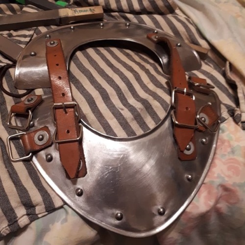 I bought this gorget second hand last month. It had a bit of rust on it and today I finally give the