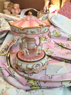 rottinglace:  spoiled to the most beautiful musical carousel and cherub backpack *squeaks* i can’t wait to film the tune it plays