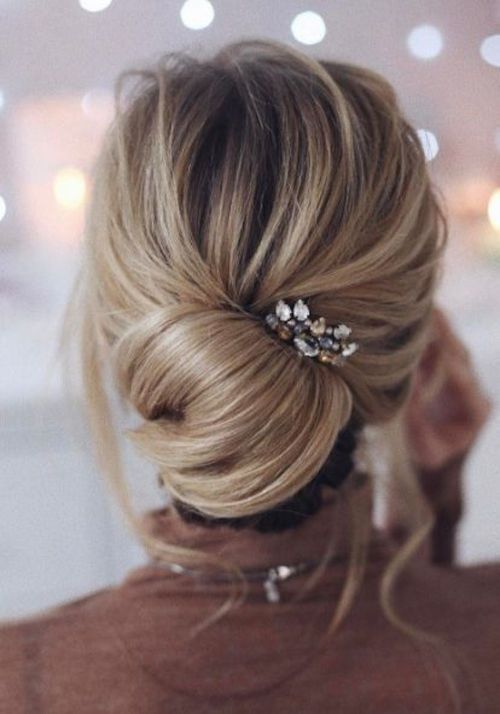 Pinterest , Bijoux de cheveux—Cette épingle brillante ajoutera une touche festive au plus simple des