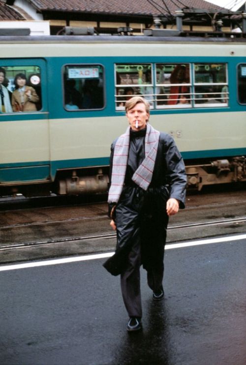 vintageeveryday:A collection of 20 candid photographs of David Bowie touring around Kyoto, Japa