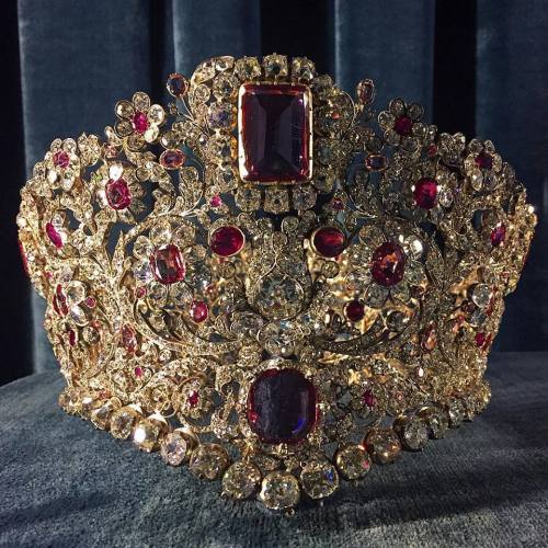 thegryphonsnest:Queen Therese’s Ruby & Spinel Diadem!