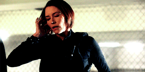 sanversource:Alex Danvers in every episode ↳   1x11 - Strange Visitor From Another Planet“There’s no