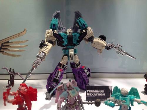 MMC Hexatron 2.0: new, more head master accurate head sculpt and wing flaps. New chromed guns. Diffe