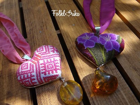 El color, la magia y la belleza de la joyería textil deFolklórika Accesorios Chiapas combina con cua