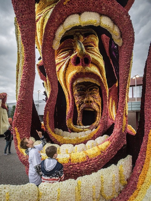 wickedbitch-ofthebest:  mynamesdiana:  itscolossal:  The Annual ‘Corso Zundert’ Parade Honors Van Gogh with Monumental Floats Adorned with Flowers  this is sickkkk   oh my goddddd