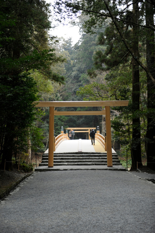 20110206 Ise 4 (New torii) by Bong GritVia Flickr:こちらは更新されたばかりと思われる鳥居。二つの鳥居の間に見えるのが風日祈宮御橋、別名五十鈴川橋と言う