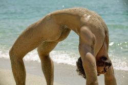 nudeguyatsport:  homme nu à la plage 
