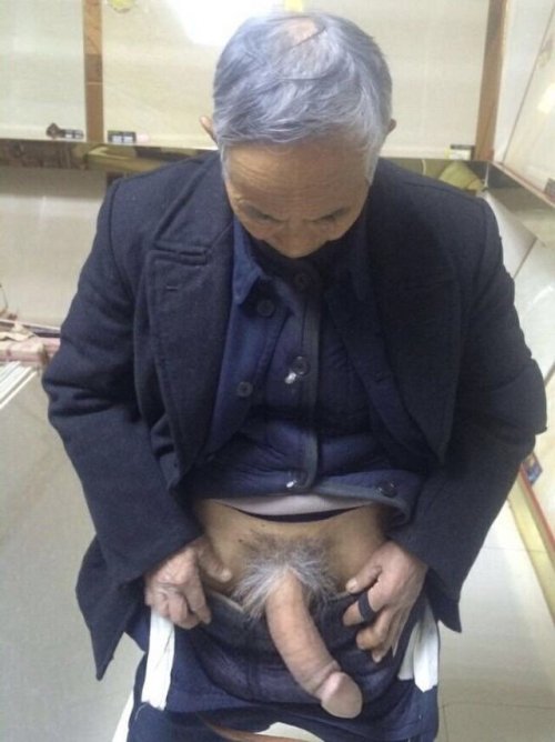 elgamberrillo: buscandomayor69: 10alfonso10: Hermoso abuelo japonés y tiene una gran verga y 
