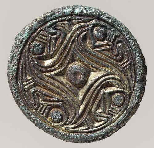 hammer-ov-thor:  Brooch, 600–700 Vendel Copper alloy with gilding; Diam. 1 5/8 in. (4.1 cm) This brooch is from the Vendel period in Swedish history, which precedes the Viking age. Abstractly designed small brooches like these were fashionable until