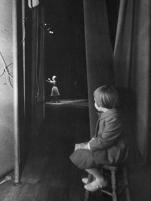 Carrie Fisher watches her mom, Debbie Reynolds, on stage at the Riviera Hotel in Las Vegas, 1963. Re