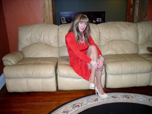 chanellenirok:  A vintage-conservative, red Saks Fifth Avenue dress, big pearl necklace, and tan pumps. A truly luxurious outfit. An evening out or an evening in, I’m Red-y ;)