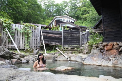 秋田県仙北市にある 乳頭温泉郷「孫六温泉」 無色透明のお湯は少し熱めです ・ 混浴内湯はさらに熱くて 入浴はちょびっと気合いが必要 ・ さらりとしたお湯に 体の芯まで温まる昔ながらの温泉旅館 ・ 自然