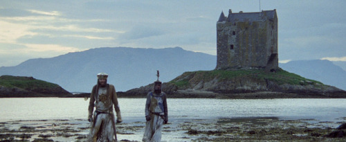 filmrevues:Monty Python and the Holy Grail (1975) - dir. Terry Gilliam & Terry JonesMonty Python