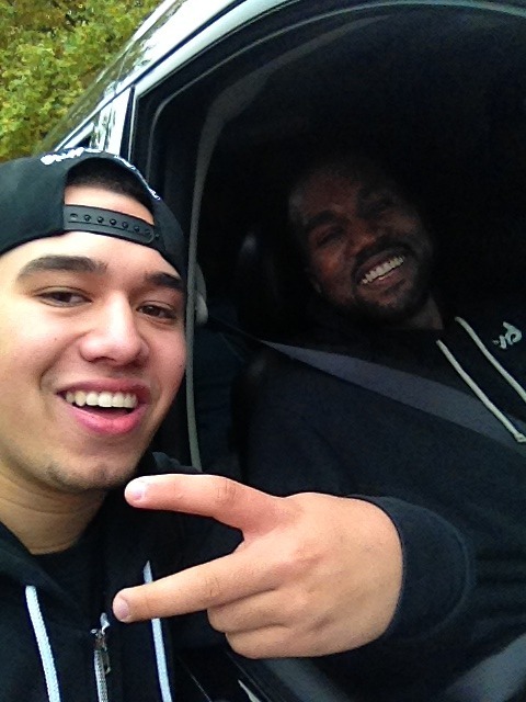 titytwochainz:  makingabetterurllater:  if this happened to me, it would honestly be the best day of my life.  why he look like him but light skinned???