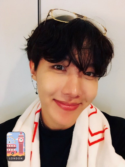 181011 J-Hope’s Tweet 즐거웠어요 런던 pic.twitter.com/ThetRCtt8d I had fun, London Trans cr; Soren @ bts-tr