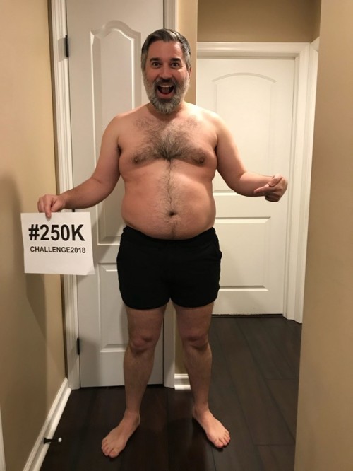 doorkar: allthatflab: 4 years, 4 kids and 45lbs later,  daddy got thiccc  What a hunk!  