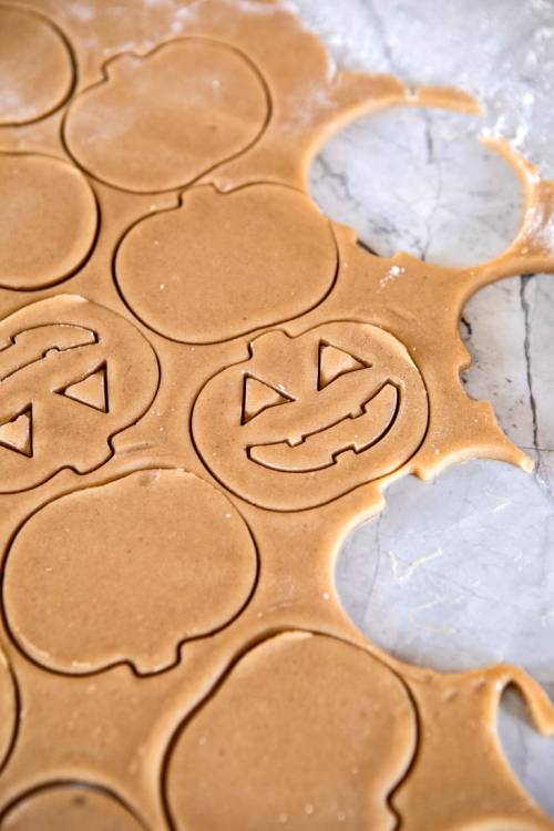 sweetoothgirl:milk chocolate stuffed jack-o’-lantern cookies