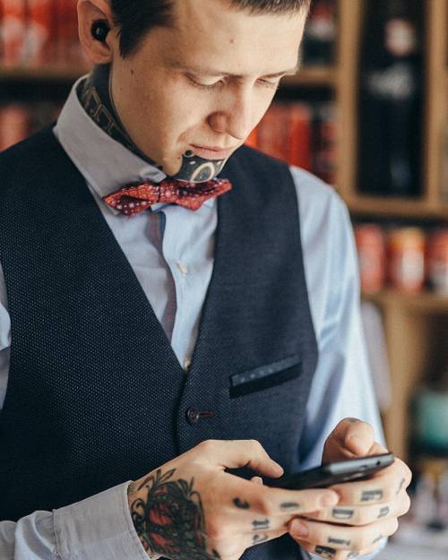 Another one foto from wedding day #насерьезныхщах #athome #tattoo #phone #bowtie (at Saint Petersbur