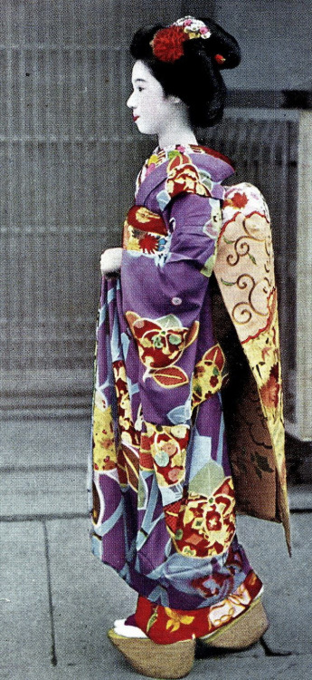 Maiko Hisazuru in 1937.  Text and image via Blue Ruin 1 of Flickr