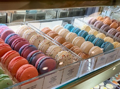 ✨ #myfave #macarons #macaron #macaroons #frenchmacarons #dessert #desserts #candystore #cookie #pret