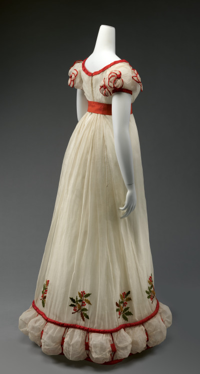 gleeandglory:fripperiesandfobs:Dinner dress, 1824-26From the Metropolitan Museum of ArtI want to wea