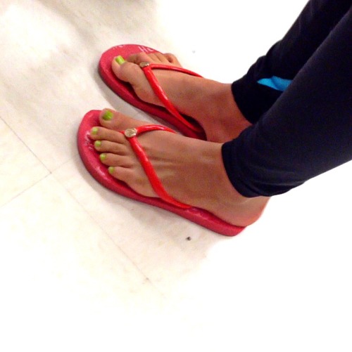 toeman969: Gorgeous Latina’s beautiful face, sexy body, pretty feet with green toenails in flip flop