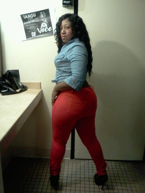 she is rocking those red pants like “ooo adult photos