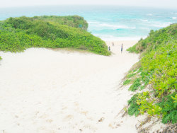 okinawa-photo:  長い砂山の先に広がる海。