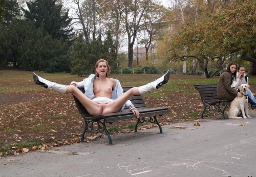 girlsflashingiinpublic:Legs spread and flashing near a group of unsuspecting girls lekker
