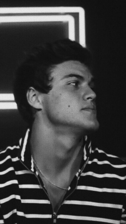 HELP I NEED SOME ETHAN LOCKSCREENS YESSS THANK... - ethan