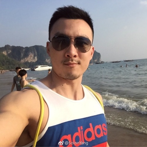 肌肉帅哥在海边
