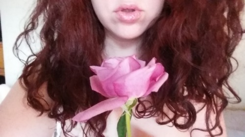 nicegirlwrongplace:  birthday roses 🎂 🌹