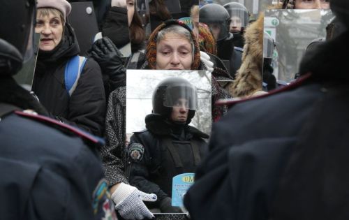 Sex anarcho-queer:  Protesters Use Mirrors To pictures