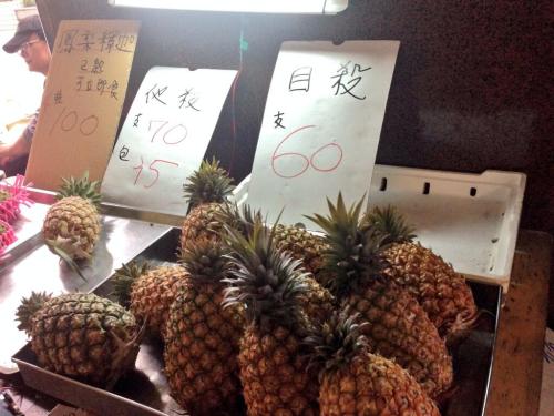 7at1stroke: 台湾人 ‏@Taiwanjin台湾の果物屋さんで時々見かける「自殺」と「他殺」という文字。実はこれ、自分で家で切る(自殺)か、お店の人に切ってもらうか(他殺)という意味