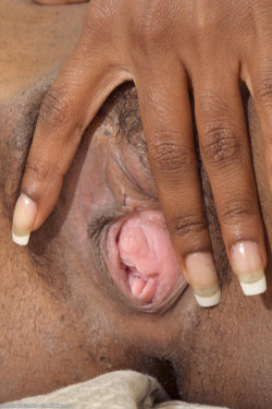 pussytongues:  Cute rolled pussytongue pushing out over her fourchette