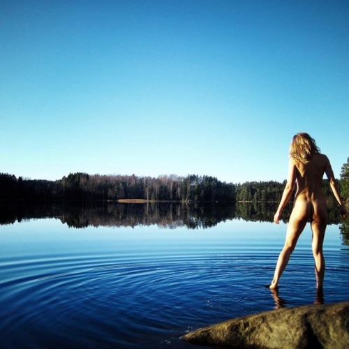 naturalswimmingspirit: villltussaNaked and free #nøkken#swimming#lake#autumn#nakedoutdoors#nude#expl