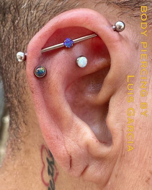 Fresh industrial with an @anatometalinc barbell featuring a dark purple opal princess cut stone as a